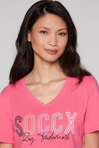 Soccx Basic T-Shirt mit V-Ausschnitt und Logo in Pink