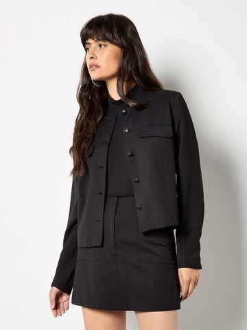 Apricot Skirt in Black