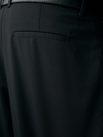 Regular Pantaloni cutați de la Pull&Bear pe negru