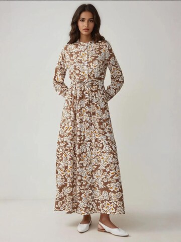 Hiccup - Vestidos camiseiros em castanho: frente