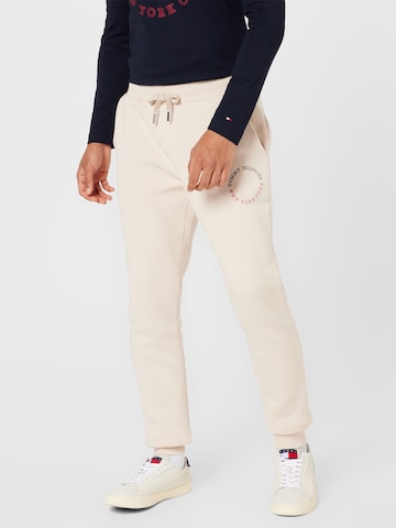 Effilé Pantalon TOMMY HILFIGER en beige : devant