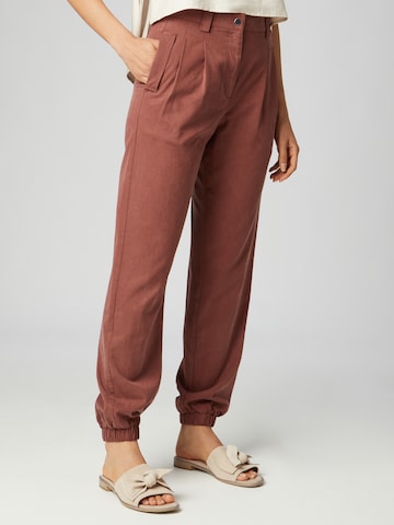 Guido Maria Kretschmer Women Tapered Pleat-Front Pants 'Nicola' in Brown: front