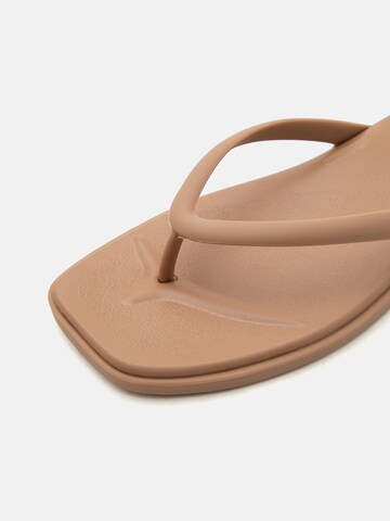 Crocs - Sandalias de dedo 'Miami' en marrón