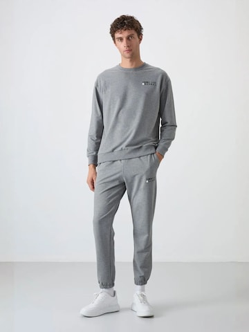 Survêtement Tommy Life en gris : devant