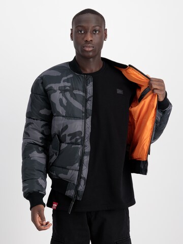 ALPHA INDUSTRIES Prehodna jakna 'Camo' | črna barva