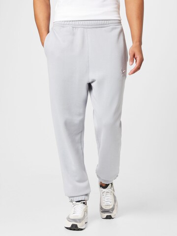 Effilé Pantalon Nike Sportswear en gris : devant