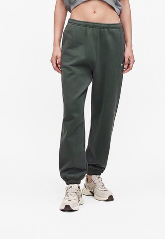 Nike Sportswear Tapered Trousers 'Studio Fleece' in Green: front