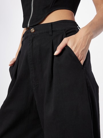 NLY by Nelly Zvonové kalhoty Kalhoty se sklady v pase – černá