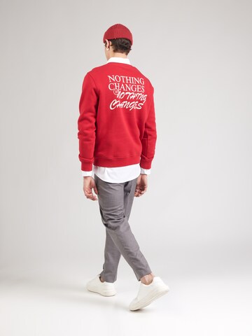 ARMEDANGELS Sweatshirt 'BAARO CHANGES' i röd