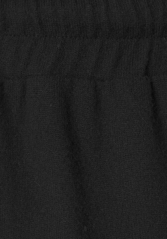 Tapered Pantaloni de la LASCANA pe negru