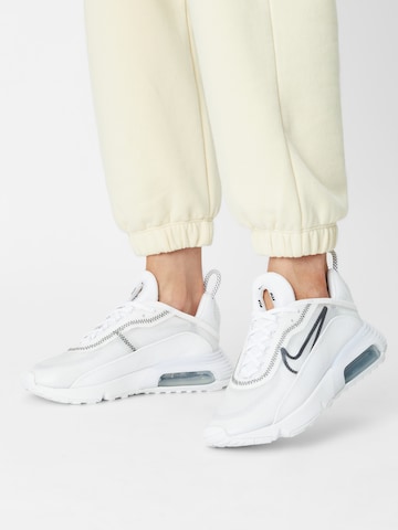 Nike Sportswear Matalavartiset tennarit 'Air Max 2090' värissä valkoinen: edessä