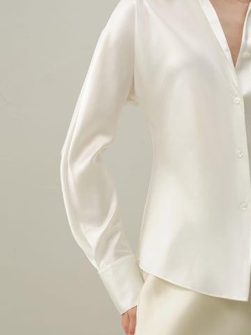 Lilysilk Blouse 'LILYSILK Seidenhemd im Schrägschnitt' in Wit