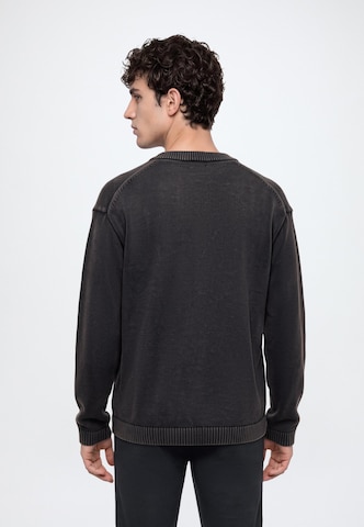 Pulover de la Abercrombie & Fitch pe negru: spate