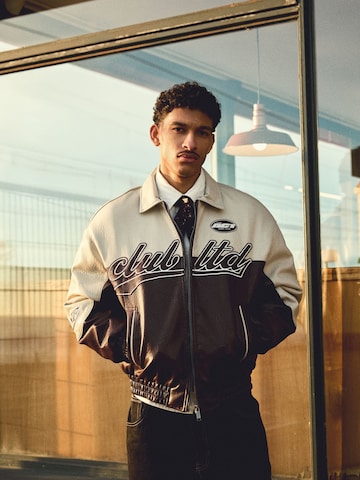 Bershka Преходно яке в червено: отпред