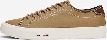 Baskets basses TOMMY HILFIGER en marron : devant