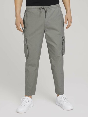 regular Pantaloni cargo di TOM TAILOR DENIM in grigio: frontale