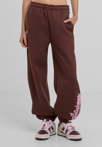 Felicious Loose fit Trousers in Brown: front