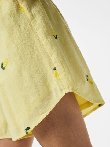 Regular Pantalon 'SELENA' PIECES en jaune