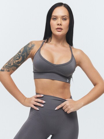 DRILLS Apparel - Bustier Sujetador deportivo 'FLXFLOW X Bra' en gris