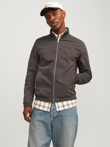 JACK & JONES Φθινοπωρινό και ανοιξιάτικο μπουφάν 'JJERush' σε καφέ: μπροστά