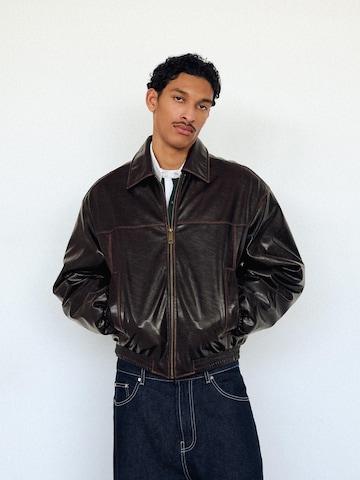 Bershka Szeroka nogawka Kurtka przejściowa w kolorze brązowy: przód