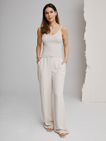 Wide leg Pantaloni con piega frontale 'Daliah' di A LOT LESS in bianco