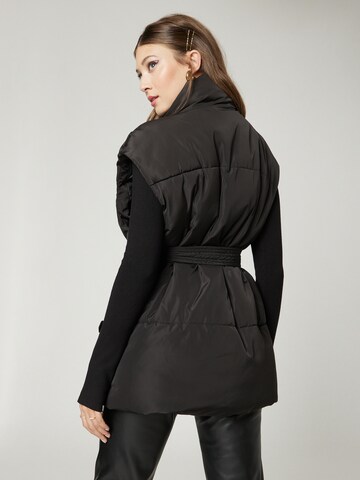 Gilet 'Isabell' Hoermanseder x About You en noir