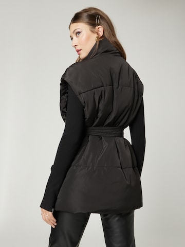 Gilet 'Isabell' di Hoermanseder x About You in nero