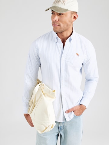 Coupe regular Chemise Abercrombie & Fitch en bleu : devant