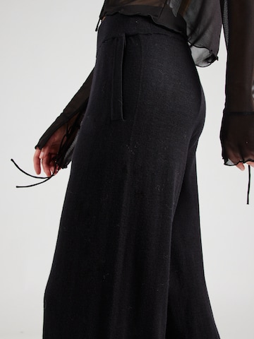 SELECTED FEMME - Pierna ancha Pantalón 'SLFHELLA' en negro