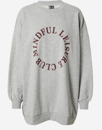 PIECES Sweatshirt 'MIND' in Grey: front