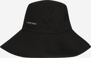 Calvin Klein Шапка с периферия в черно: отпред