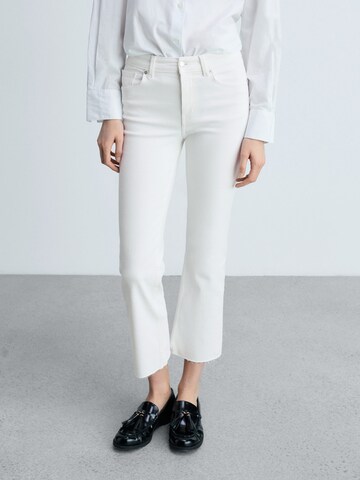 MANGO Flared Jeans 'SIENNA' i vit