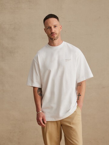 DAN FOX APPAREL T-shirt 'Mirac' i vit