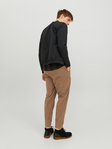 JACK & JONES - Tapered Calças chino 'Karl' em castanho