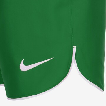 NIKE Regular Sportshorts in Grün