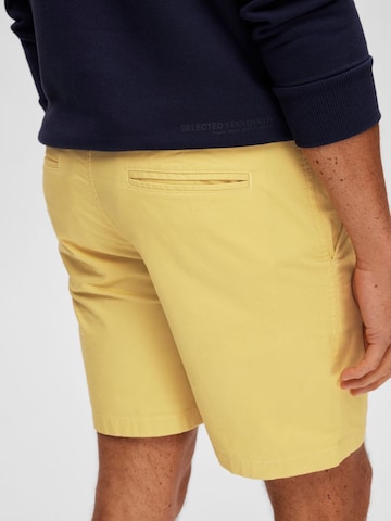 Regular Pantaloni eleganți de la SELECTED HOMME pe galben