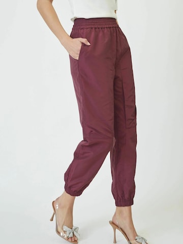 Effilé Pantalon ' Trice' co'couture en rouge : devant