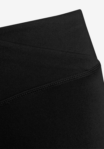 Skinny Pantaloni sportivi di LASCANA ACTIVE in nero