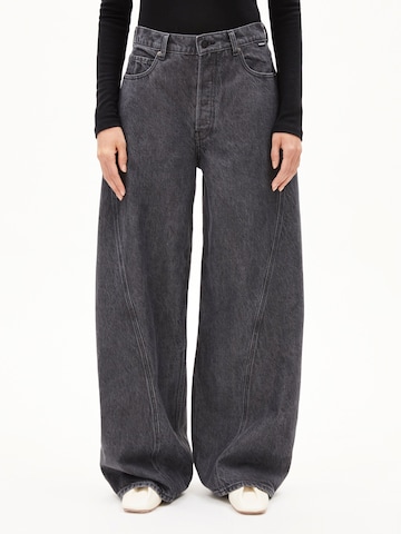ARMEDANGELS Loosefit Jeans 'AALTHEA' in Zwart: voorkant