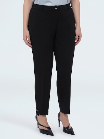 regular Pantaloni di Fiorella Rubino in nero