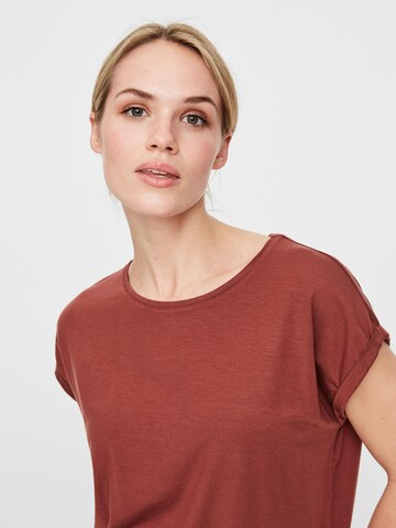 VERO MODA T-shirt 'AVA' i brun