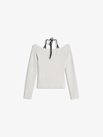 Tricou de la Bershka pe gri