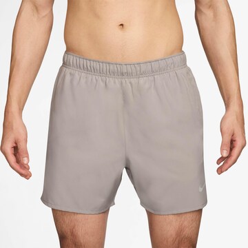 NIKE Regular Funktionsshorts 'Challenger' in Grau: Vorderseite