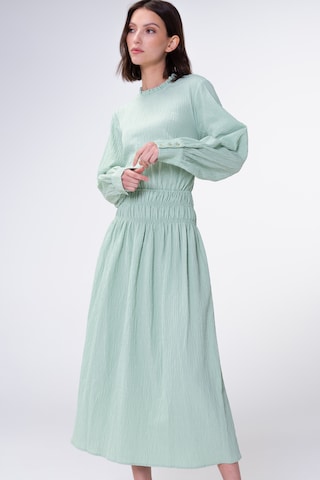 Robe Aligne en vert : devant