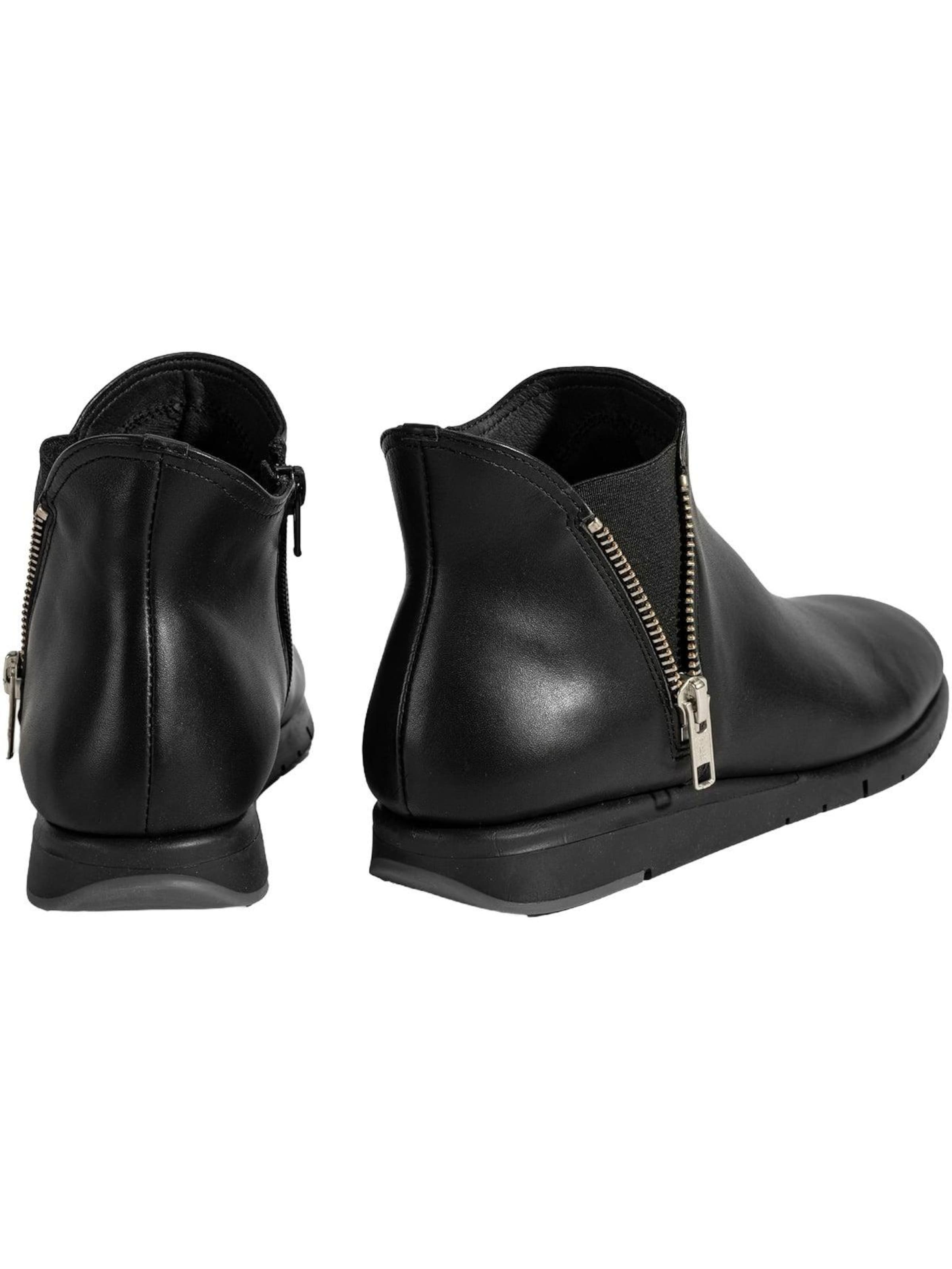 Desa Boots in Black