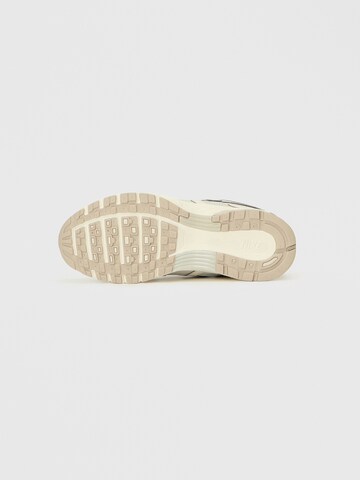 Sneaker bassa 'P-6000' di Nike Sportswear in beige