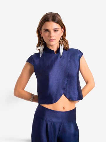 THE-ARE Blouse in Blue: front