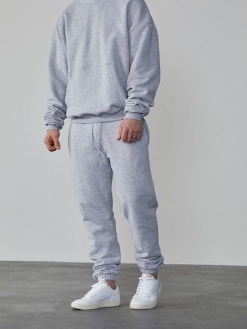 Effilé Pantalon 'Danilo' DAN FOX APPAREL en gris : devant