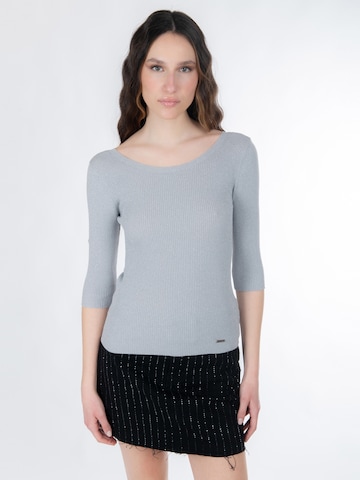 pilka Influencer Megztinis: priekis